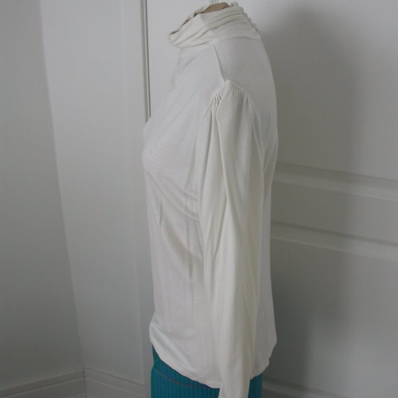 White  Loose Wrinkly Turtle Neck - Picture 6 of 6
